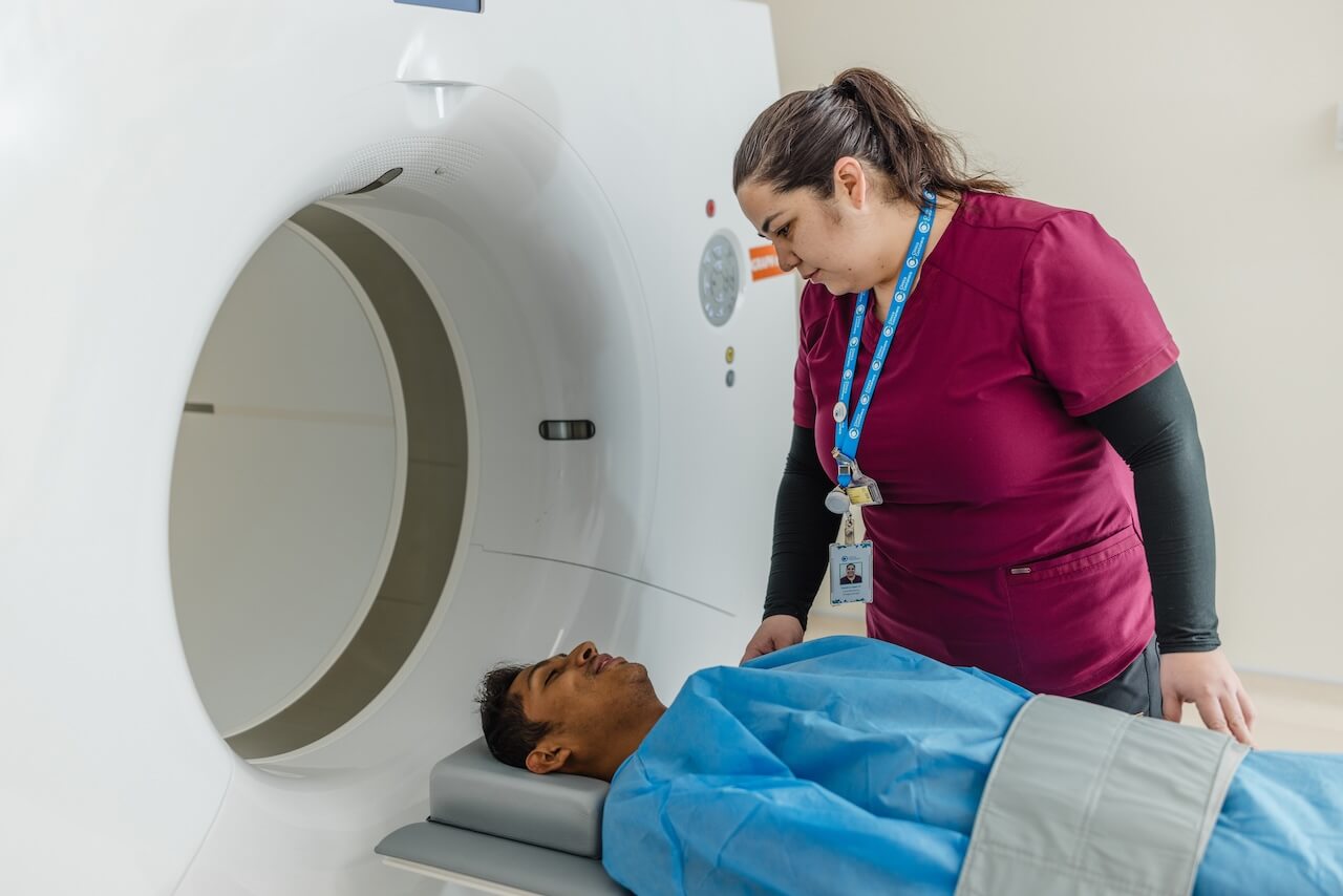 La Tomografía por Emisión de Positrones, denominada PET-CT por sus siglas en inglés, es un examen no invasivo donde se toman imágenes de gran resolución que permiten obtener información crucial acerca de la anatomía y cambios funcionales de tejidos y órganos.